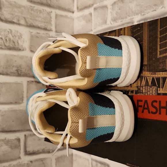 New women's Sneakers Sz 8.5 - Picture 3 of 3